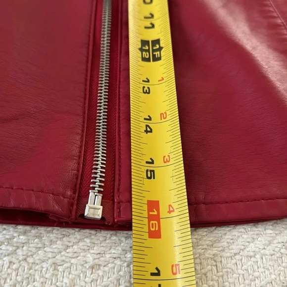 Red Mini Skirt Forever 21 (M) - Picture 5 of 5